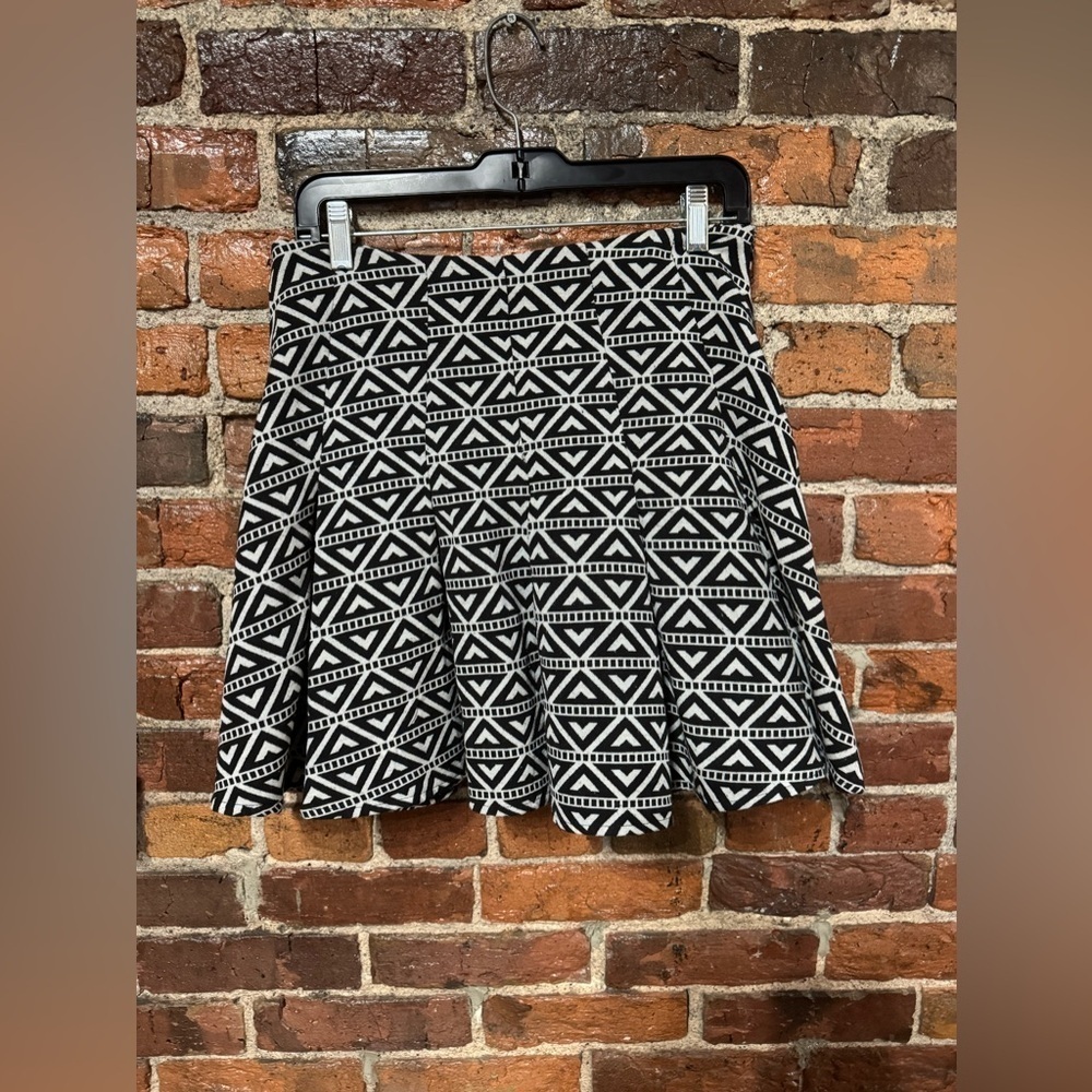 Alya Black and White Geometric Mini Skirt Size Large
